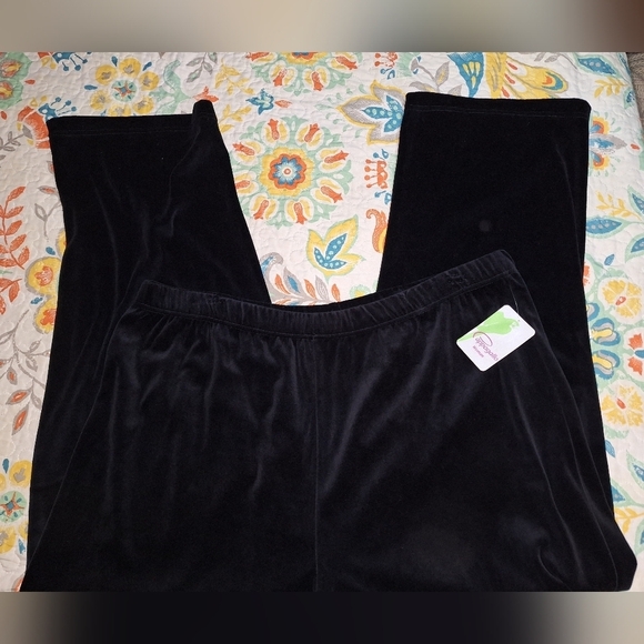 A bundle of ladies lounge pants in a size 3X. Yogalicious and Cappagallo. - Picture 6 of 13